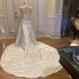 Beautiful Michael Angelo David Bridal, Wedding Gown, New. Beaded